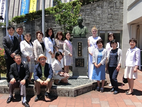 Photo: NPO Gakudo Kofu President Takako Doi (front row, 3rd from right) and her colleagues standing in front of late Gakudo Ozaki's statue together with a U.S. delegation headed by Rachel Bohn, the 68th United States Cherry Blossom Queen (2nd row, 5th from right) which was in Ise City last May for a goodwill visit. Credit: NPO Gakudo Kofu.