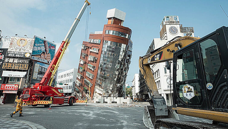 Rescue teams at the scene of a street with damaged buildings after a 7.2 magnitude earthquake hit Taiwan on 3 April 2024. Copyright: Kanika Ting Taylor (CC BY-NC 2.0 DEED).