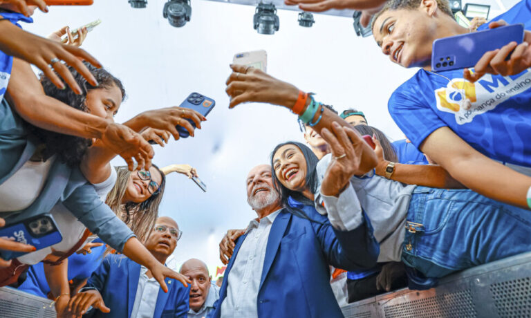 Brazilian President Luiz Inácio Lula da Silva during his visit to a school in Salvador, the capital of the northeastern state of Bahia, on October 17 last year, where all the students raised their cell phones to take photos with the leader. Credit: Ricardo Stuckert / PR