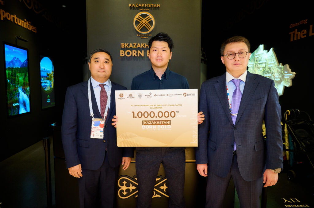 Mr. Diyas Azbergenov, Chairman of the Management Board of “QazExpoCongress” NC JSC, and Mr. Daulet Yerkimbayev, Commissioner General of the Kazakhstan Pavilion, congratulate the Pavilion’s one-millionth visitor at EXPO 2025 Osaka. Photo credit: QazExpoCongress NC JSC.