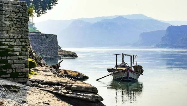 A boat on the Indus River in Makhad, Punjab, Pakistan. Water experts have suggested that the India-Pakistan water treaty (which governs the sharing of the Indus River) should be strengthened to factor in challenges such as climate change or be scrapped entirely. Copyright: Iqbal Khattak (Pexels)