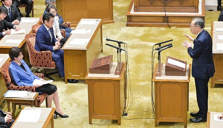 At a party leaders’ debate last November in Japan, Tetsuo Saito questioned Prime Minister Sanae Takaichi in the Diet about the government’s stance on the Three Non-Nuclear Principles and Japan’s security policy.  Source: Komeito