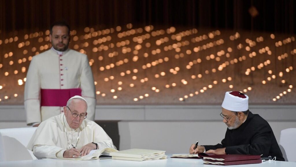 Pope Francis and Ahmed el-Tayeb sign the Document on Human Fraternity。Credit: Vatican News.