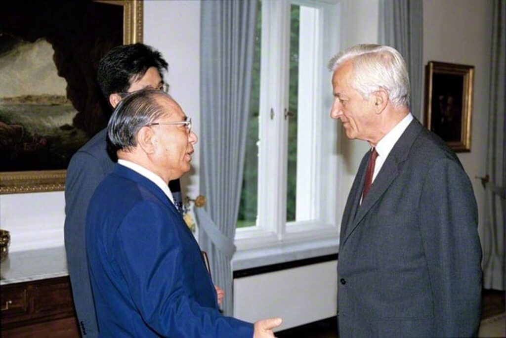 In June 1991, Daisaku Ikeda met with Richard von Weizsäcker, the first president of reunified Germany, at the presidential residence in Bonn. Reflecting on the Gulf War of January–February that year, President Weizsäcker observed: “The question we must seriously consider for the future is not so much ‘What mechanisms does the United Nations have?’ as ‘What threatens our security?’” Ikeda, who consistently advocated moving beyond the concept of “peace through military force,” expressed his agreement with the president’s perspective.　Credit: SGI