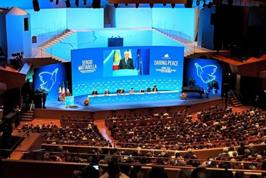 An international interfaith conference held in Rome, Italy, last October. Representatives of the Soka Gakkai joined participants from Christian, Muslim, Buddhist, Jewish and Hindu traditions, among others, who had gathered from 50 countries. The breakout sessions addressed nuclear weapons, refugee issues and challenges related to AI.　Credit: SGI