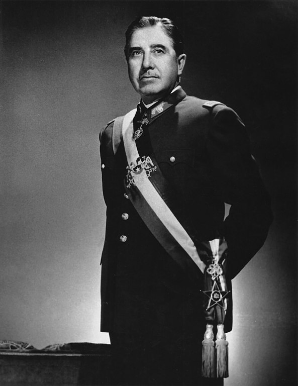 Augusto Pinochet Ugarte/ By Ministerio de Relaciones Exteriores de Chile. - Archivo General Histórico del Ministerio de Relaciones Exteriores ([1]), CC BY 2.0 cl