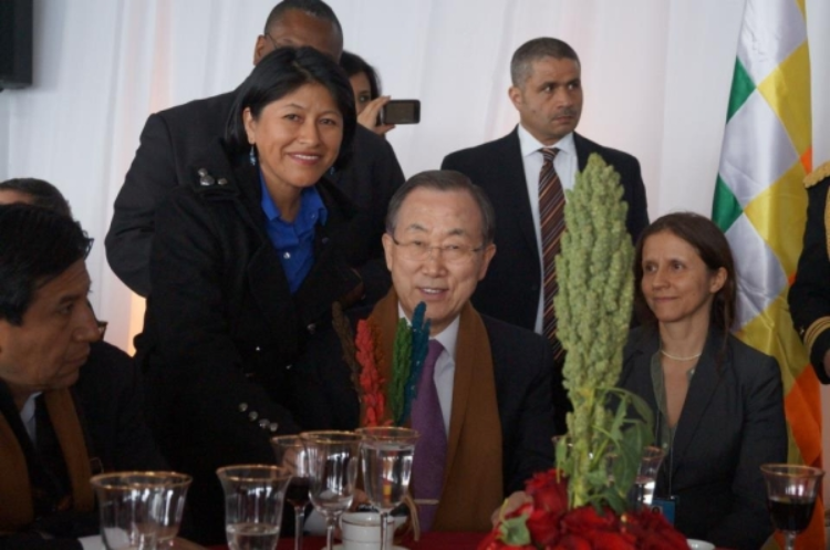 Ana Chipana with U.N. Secretary-General Ban Ki-moon. A quinoa stalk on the table. Credit: Wara Quinoa