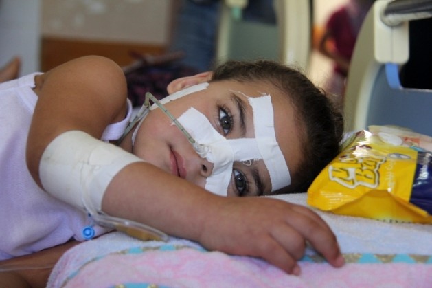 Soundus, a young girl being treated in hospital for injuries from Israeli shelling of Gaza (August 2014). Credit: Khaled Alashqar/IPS