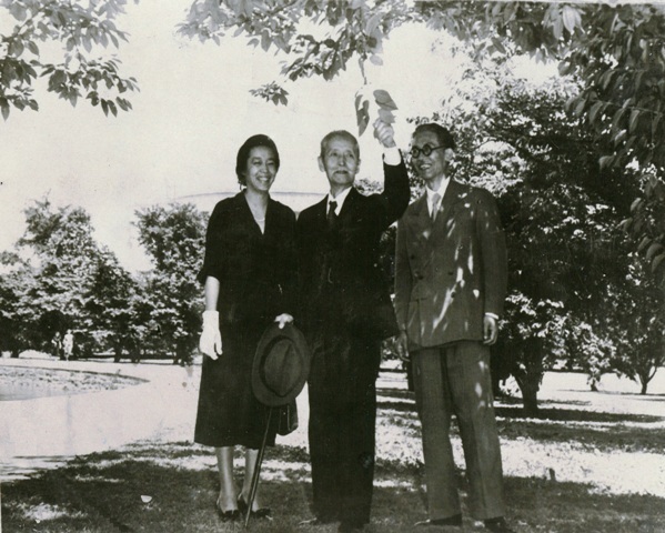 Ozaki Yukio with his son, Yukiteru and daughter Yukika visiting cherry trees by Tidal Basin, Wshington D.C. in June 1950/ Ozaki Yukio Memorial Foundation