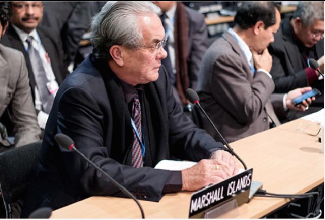 Marshall Islands’ Minister for Foreign Affairs, Tony de Brum at the UN Clmate Talks in 2013 | Credit: themicronesiachallenge.blogspot.com