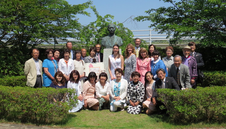 NPO Gakudo Kofu President Takako Doi (front row, 3rd from right) and her colleagues standing in front of late Gakudo Ozaki's statue together with a U.S. delegation headed by Rachel Bohn, the 68th United States Cherry Blossom Queen (2nd row, 5th from right) which was in Ise City last May for a goodwill visit. Credit: NPO Gakudo Kofu.