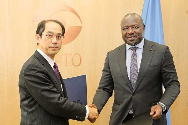 Ambassador Mitsuru Kitano (left) and Executive Secretary Zerbo (right) exchange letters/ CTBTO