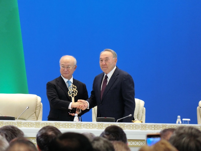 IAEA Director-General Yukiya Amano (left) with Kazakh President Nursultan Nazarbayev with the symbolic key to the IAEA-LEU Bank. Credit: Katsuhiro Asagiri