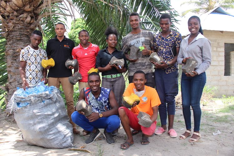 プラスチックを舗装材に変えるタンザニアの環境活動家