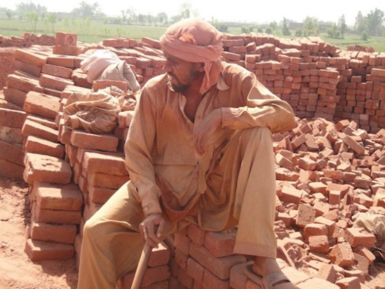 Over four million brick kiln workers in Pakistan are bonded labourers, tied by debt to their employers. Credit: Irfan Ahmed/IPS
