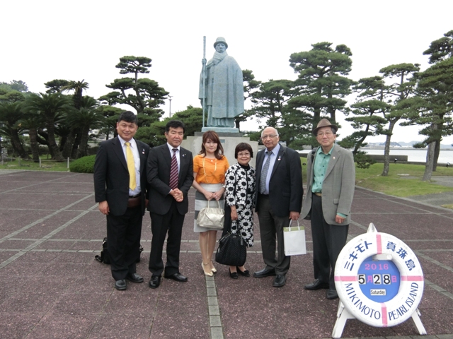 Photo in front of the statute of late Kokichi Mikimoto, the founder of Mikimoto Pearl Island. (Left to right): Katsuhiro Asagiri, Noburu Shibahara, Motoko Asano, Takako Doi, Ramesh Jaura, Shigero Oka./ INPS Japan