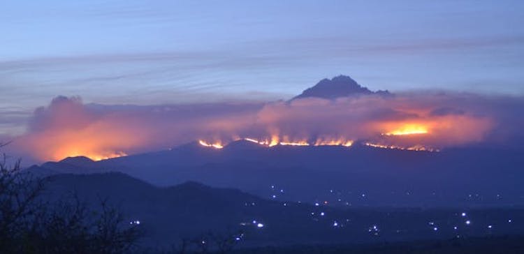火災に見舞われるキリマンジャロ山