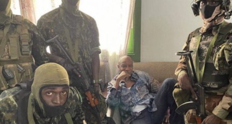 Photo: Alpha Conde, surrounded by soldiers of the Special Forces who carried out his 