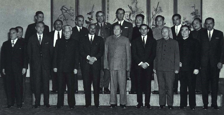 Photo: King Mohammed Zahir Shah and the visiting Afghan delegation with Mao Zedong, Liu Shaoqi, Zhou Enlai and the Chinese leadership in Beijing on November 1, 1964. Wikimedia Commons.
