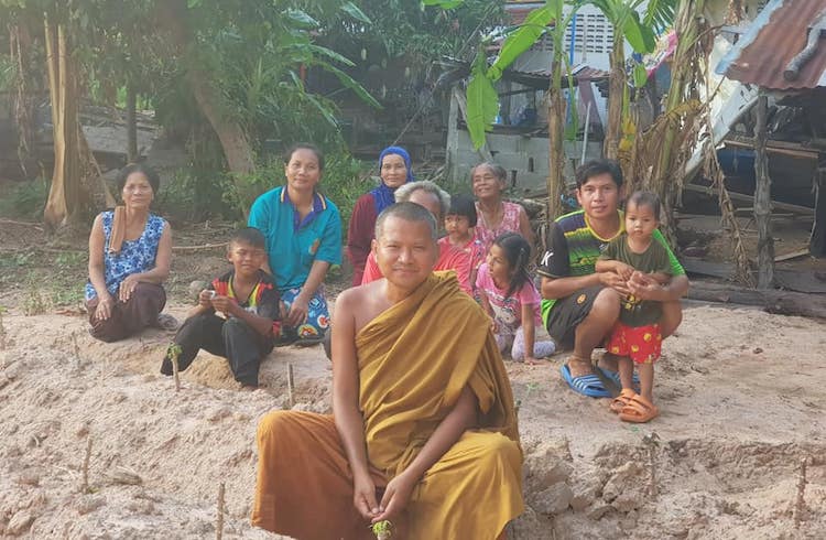Photo: Phramaha Hansa with villagers in Khok Nong Na.