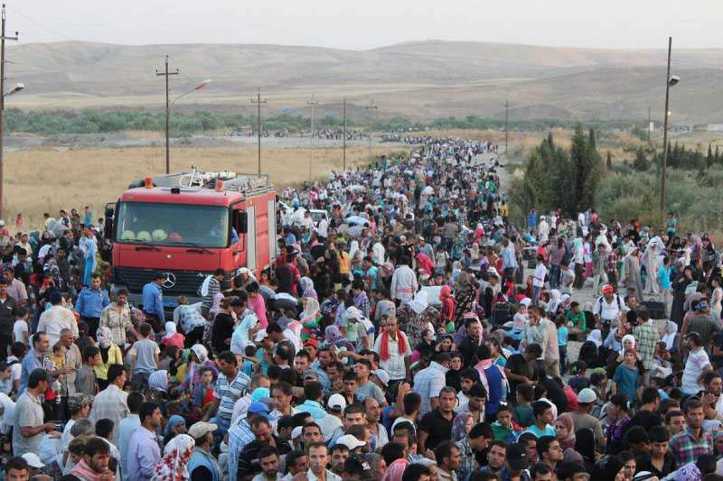 Thousands of Syrians stream across the border into Iraq in search of shelter/ UNHCR/G. Gubaeva