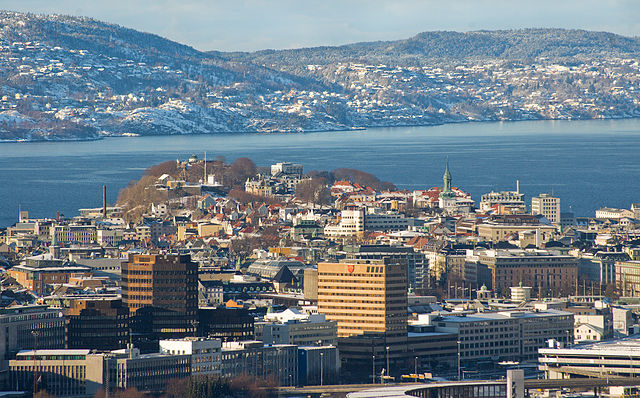 View of the city centre of Bergen, Norway, with the island of Askøy in the background/ Aqwis - Own work, CC BY-SA 3.0