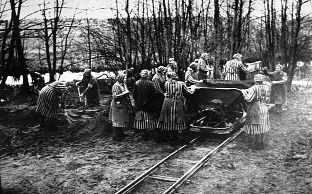 Zwangsarbeiterinnen im KZ Ravensbrück/Von Bundesarchiv, Bild 183-1985-0417-15 / CC-BY-SA 3.0, CC BY-SA 3.0 de