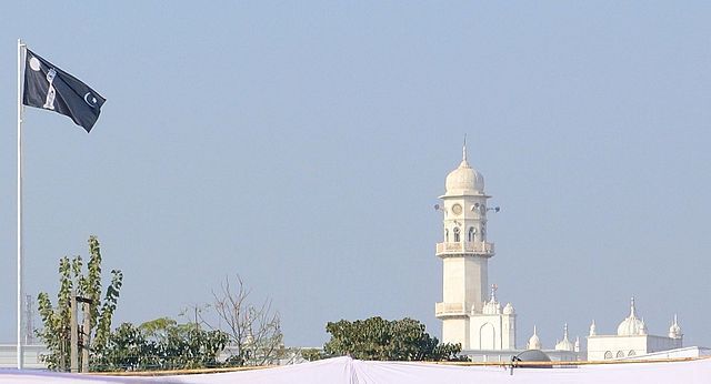 The White Minaret with the Ahmadiyya Flag in Qadian, India/Ceddyfresse - Own work, Public Domain