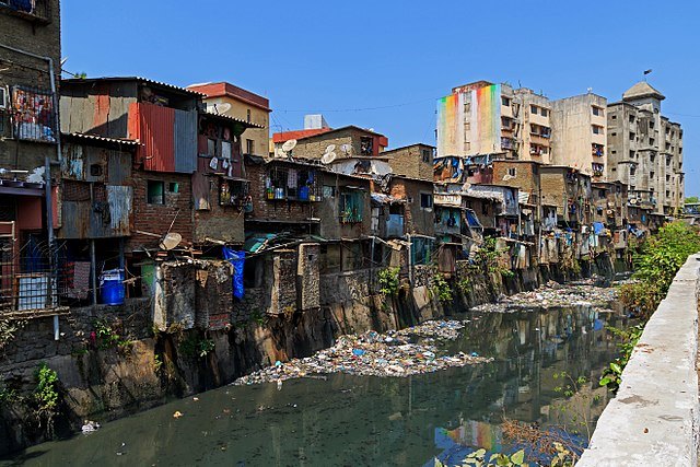 Dharavi settlement near Mahim Junction in Mumbai, India/ By A.Savin (Wikimedia Commons · WikiPhotoSpace) - Own work, FAL