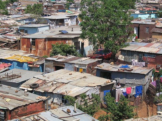 Shanty town in Soweto, South Africa, 2005/ Matt-80 - Own work, CC BY 2.0