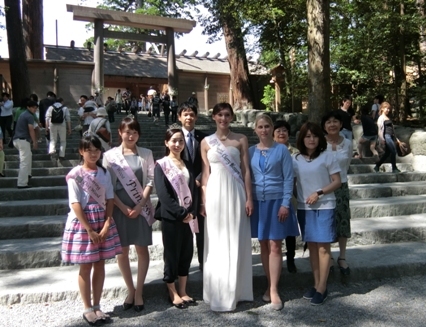 NPO Gakudo Kofu members escorting the 2015 US Cherry Blossom Queen and Hanamizuki Queen to Ise Grand Shrine/ Katsuhiro Asagiri of INPS Japan