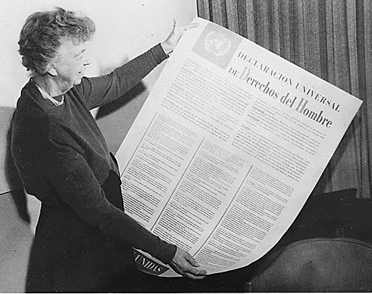 Eleanor Roosevelt and United Nations Universal Declaration of Human Rights in Spanish text./ By Unknown - Franklin D Roosevelt Library website, Public Domain