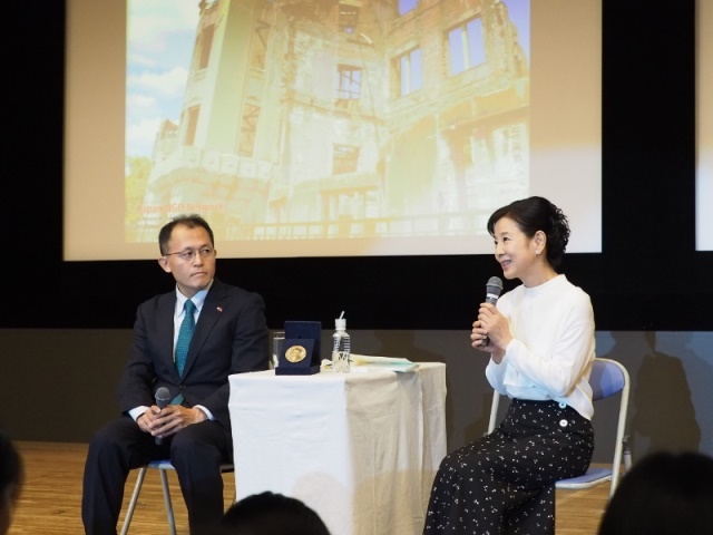Talk between Akira Kawasaki and Sayuri Yoshinaga photo credit Shunya Mizumoto