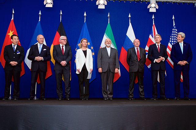 The ministers of foreign affairs of France, Germany, the European Union, Iran, the United Kingdom and the United States as well as Chinese and Russian diplomats announcing the framework for a Comprehensive agreement on the Iranian nuclear programme (Lausanne, 2 April 2015). /United States Department of State
