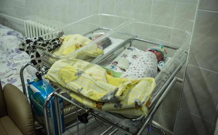 Photo: Two newborn babies being cared for at a makeshift maternity clinic in Ukraine. Credit: UNICEF/2022/Ratushniak