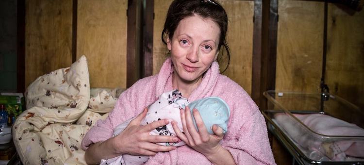Photo: A woman holds her new born baby in a makeshift ward at a perinatal centre in Kyiv, Ukraine. © UNICEF/Oleksandr Ratushniak
