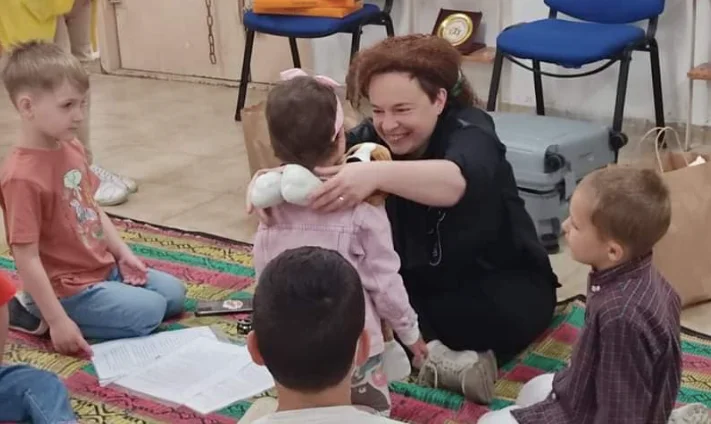 助けられるなら、助けよう。―ウクライナ人支援に立ちあがったイスラエル人ボランティアたち（２）ダフネ・シャロン＝マクシーモヴァ博士、「犬の抱き人形『ヒブッキー（＝抱っこ）』を使った心のケアプロジェクト」