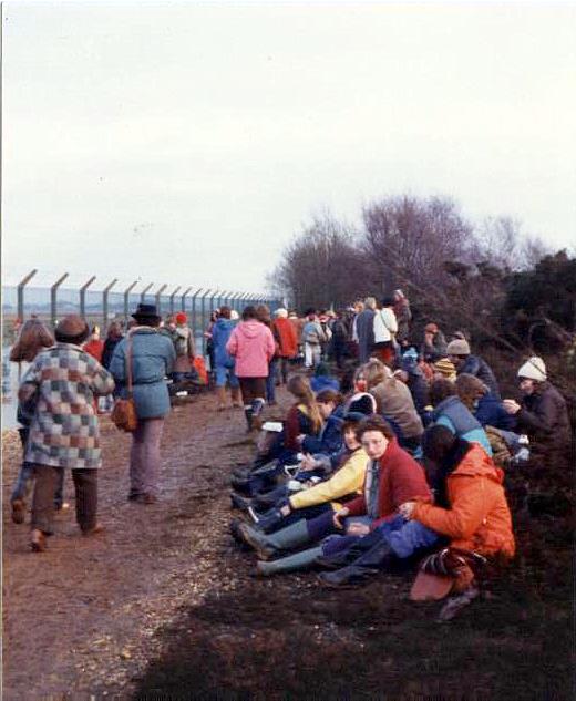 Greenham Common women's protest 1982, gathering around the base, near to Greenham, West Berkshire, Great Britain./ By ceridwen, CC BY-SA 2.0