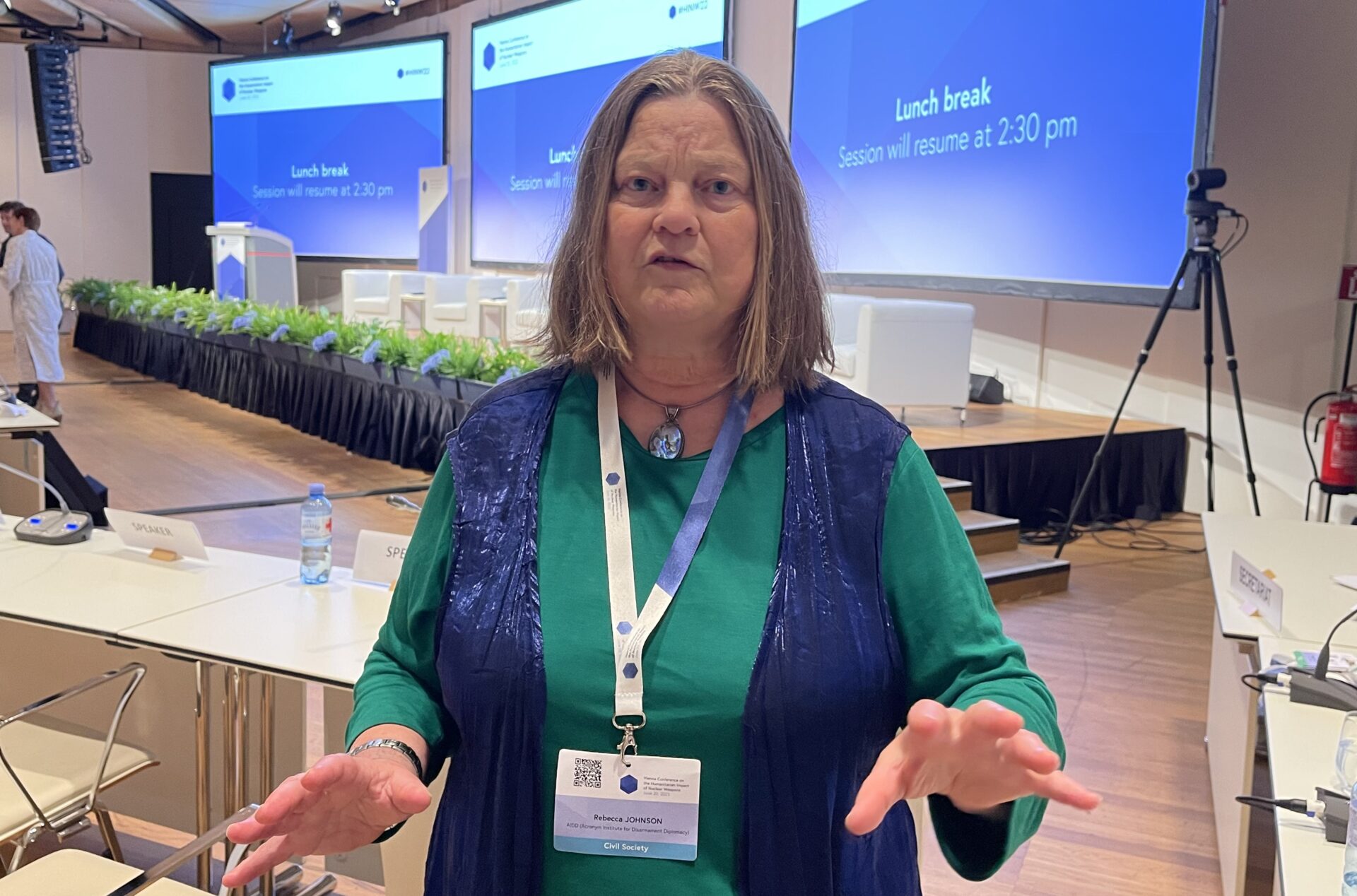 Rebecca Johnson at the 2022 Vienna Conference on the Humanitarian Impact of Nuclear Weapons/ photo by Katsuhiro Asagiri