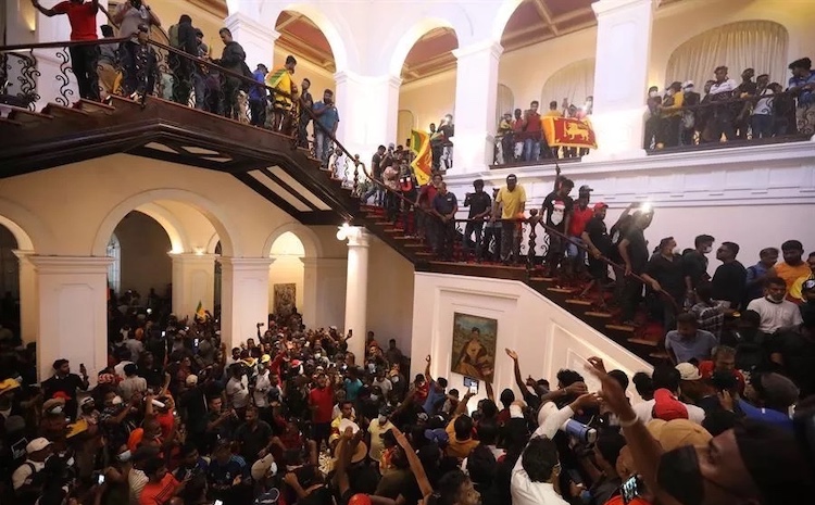 Image: Sri Lanka protestors storming presidential palace. Source: Hurriyet Daily News