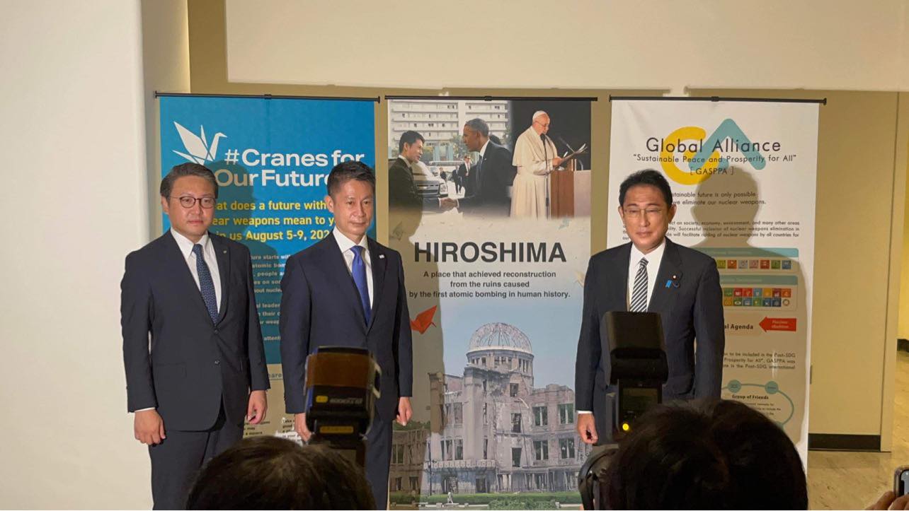 2022年8月1日、国連本部での「ヒロシマ」展示の前で岸田文雄首相（右）と会談。資料：へいわ創造機構ひろしま（HOPe）