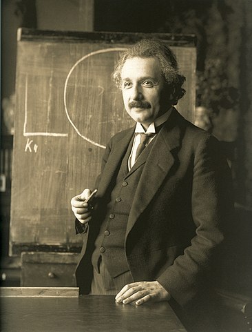 Albert Einstein during a lecture in Vienna in 1921/ Public Domain