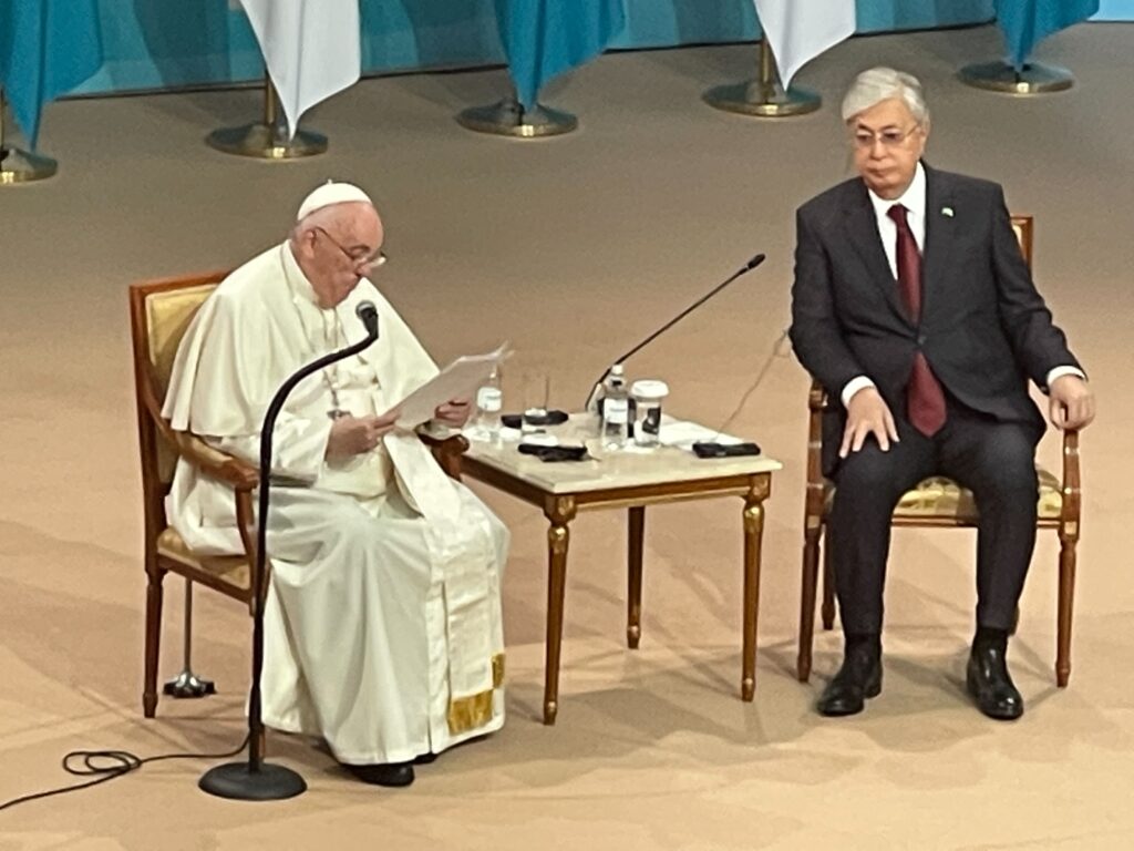 ローマ法王フランシスコ（左）とカシム・ジョマルト・トカエフ大統領（右）撮影：浅霧勝浩