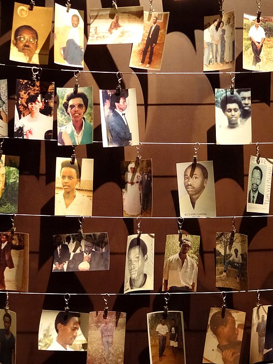  Photographs of Genocide Victims - Genocide Memorial Centre - Kigali – Rwanda/ By Adam Jones, Ph.D. - Own work, CC BY-SA 3.0
