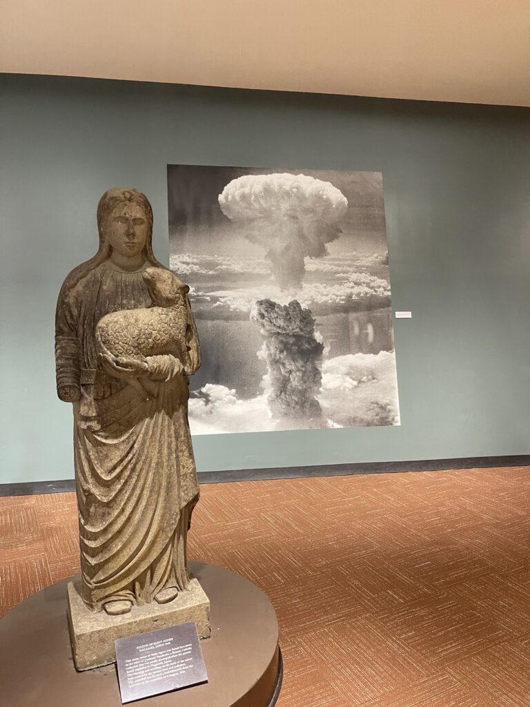 国連本部の事務局棟に常設展示されている、1945年に原爆によって崩壊した浦上天主堂で見つかった、焼けただれ、傷ついた聖アグネス像　撮影：浅霧勝浩