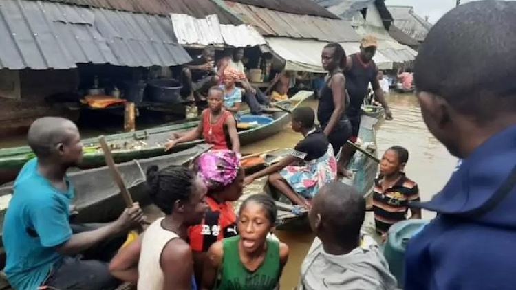 Photo: A photo posted on Twitter on October 18 shows flood-impacted communities in Bayelsa State, Nigeria, who depend on canoes to travel around. © Twitter/@YeriDekumo