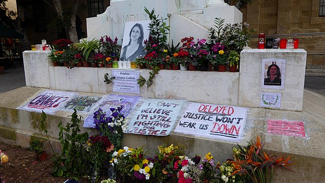 Memorial to murdered investigative journalist Daphne Caruana Galizia at the foot of the Great Siege Monument in Valletta, Malta./ By Ethan Doyle White - Own work, CC BY-SA 4.0
