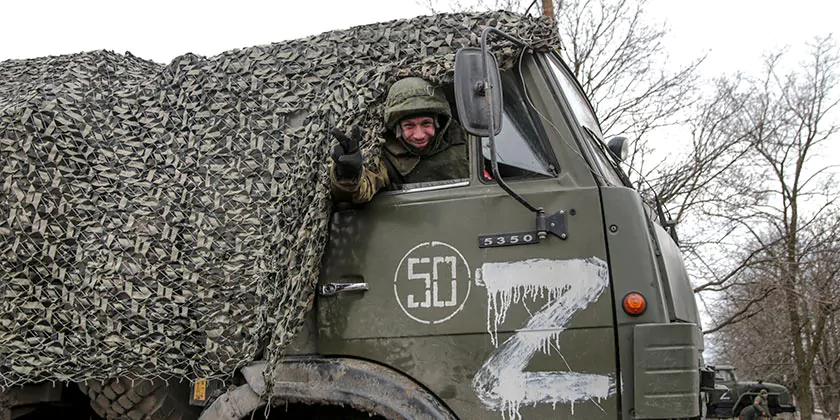 トラックに乗る親ロシア派の兵士（ドネツク地域）AP